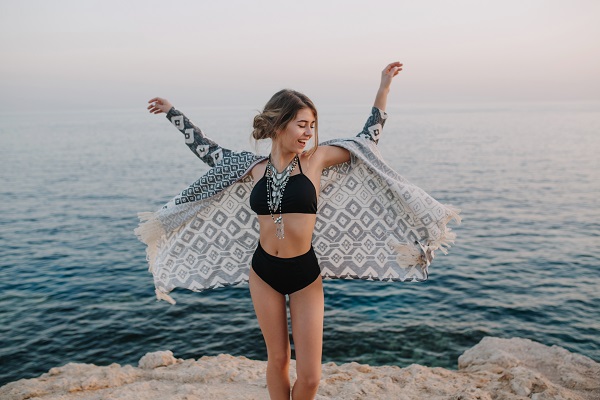 Look estivi da spiaggia abbigliamento e accessori must have