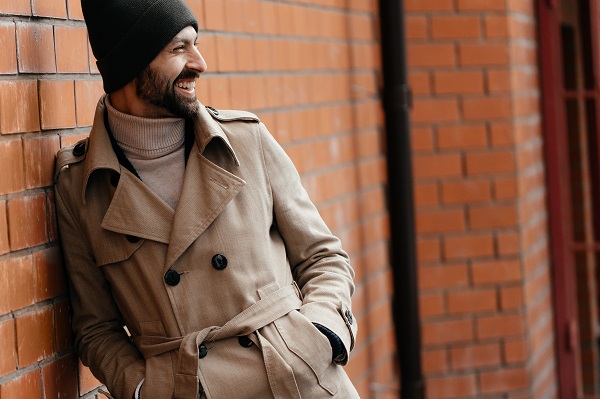 Must-have del guardaroba maschile Il trench è uno dei must-have del guardaroba maschile.
