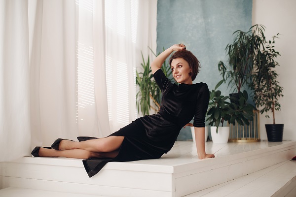 Vestiti eleganti donna Donna indossa un vestito elegante.