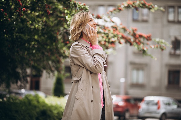 Capispalla primaverili Donna indossa un trench in primavera.